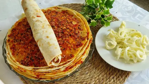 منقوشة محمرة موتزريلا